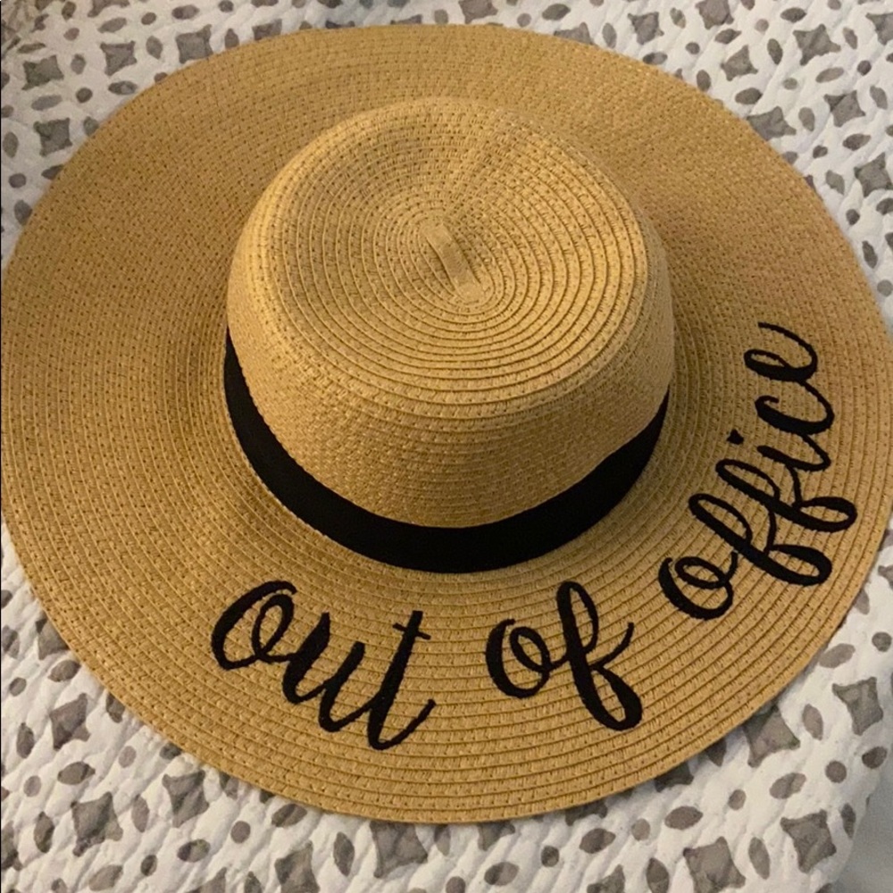 Beach Hat ☀️🐚